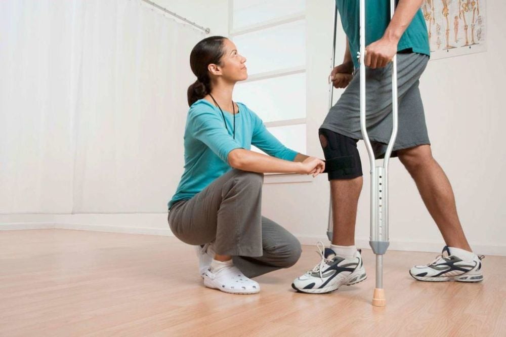 Dáng đi với nạng: Những điều cần biết để tập đi an toàn 3 Lưu ý khi chọn bề mặt di chuyển
