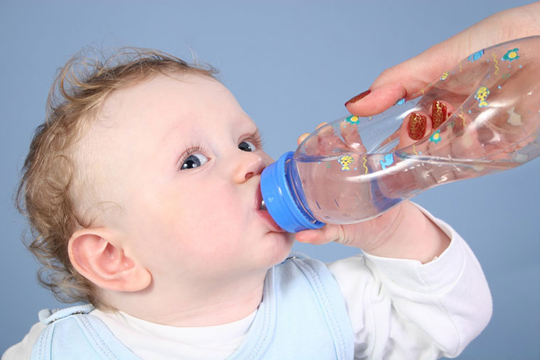 Vật lý trị liệu lấy đờm cho trẻ sơ sinh: Những điều ba mẹ cần biết 3 Cho bé uống nhiều nước