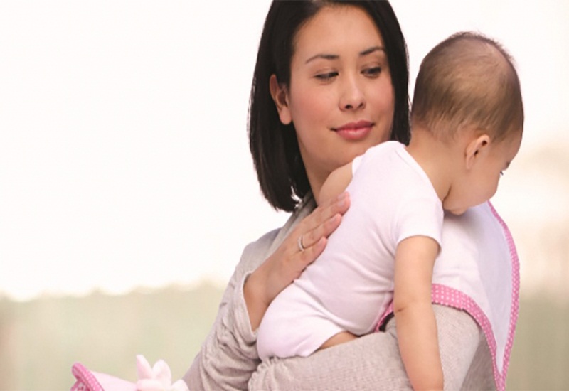 Vật lý trị liệu lấy đờm cho trẻ sơ sinh: Những điều ba mẹ cần biết 4 Vỗ lưng nhẹ khi bé ho, nôn ói