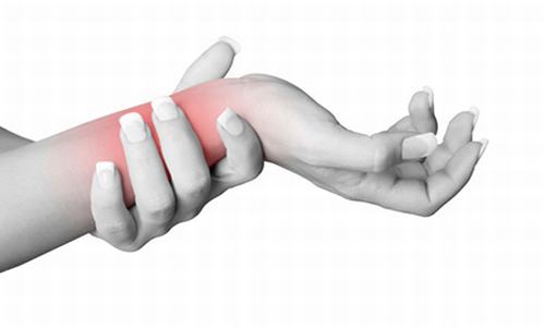 Đau mỗi khi cử động, xoay tay, sưng vùng quanh khớp có thể là dấu hiệu của bệnh viêm mỏm châm trụ, châm quay