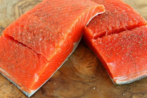 Mổ dây chằng nên ăn gì? Nên bổ sung axit béo omega-3 trong các loại cá như cá trích, cá hồi, cá thu, cá mòi,…
