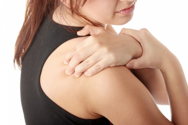 Chấn thương do giật cổ hoặc chấn thương cổ có thể dẫn tới đau vai phải.