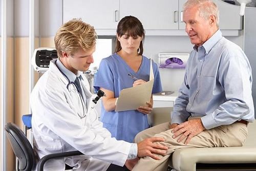 Bạn nên đến cơ sở chuyên khoa để được thăm khám và điều trị khi viêm xương bánh chè
