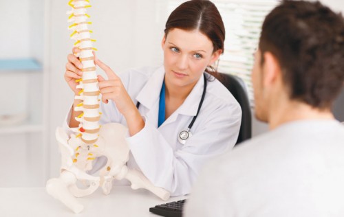 Khi có dấu hiệu đau lưng cấp bạn cần đến gặp bác sĩ càng sớm càng tốt