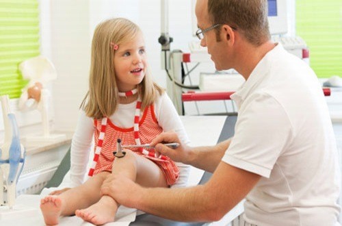 Khi trẻ có triệu chứng bệnh thấp khớp cấp cần đưa trẻ đến bệnh viện để được bác sĩ thăm khám chẩn đoán và điều trị hiệu quả