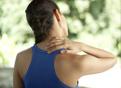 Viêm cơ cổ gây đau nhức và cứng cơ ở vùng cổ, vai, gáy