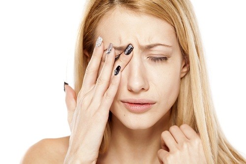 Viêm khớp dạng thấp ảnh hưởng đến mắt, thường dẫn đến khô mắt.